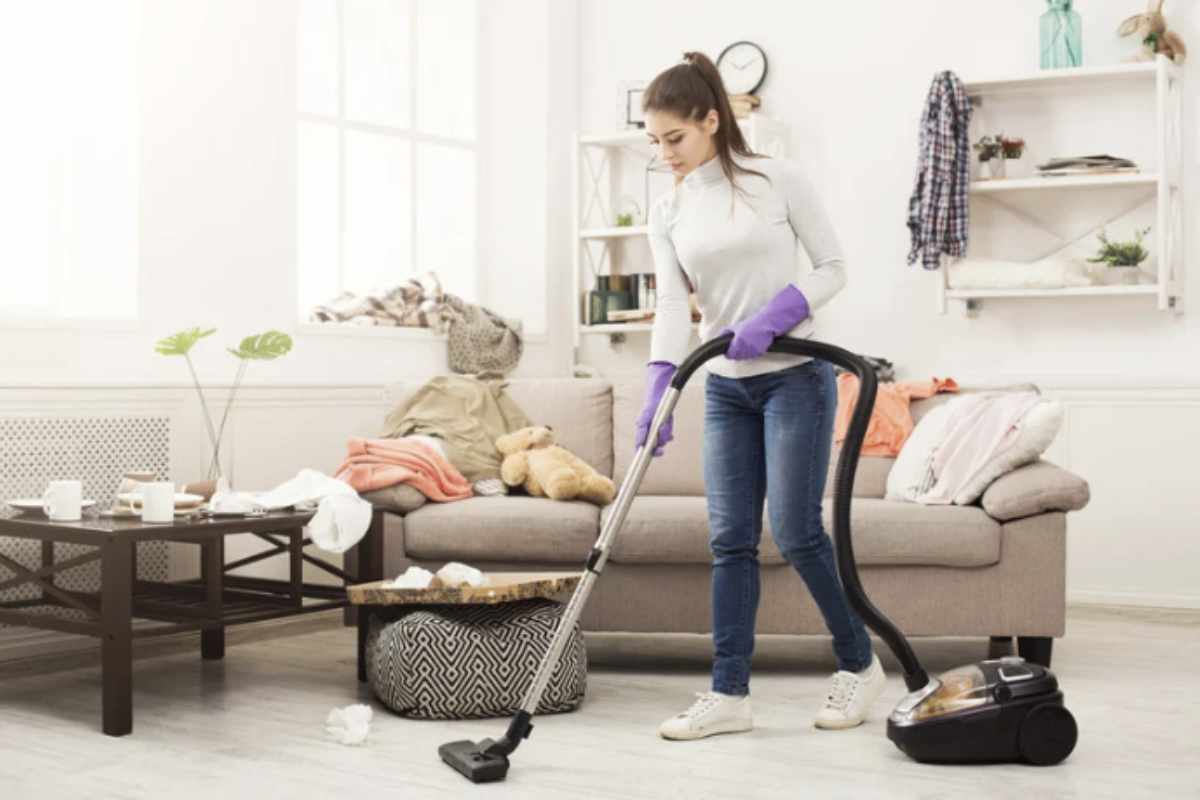 La prima fase consiste nell’identificare il tipo di macchia: fresca o secca, di natura organica o chimica. Ad esempio, il fango va lasciato asciugare